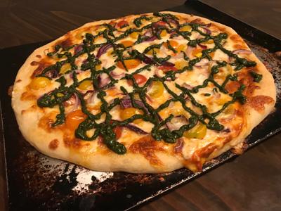 caprese-pizza-with-pesto-drizzle