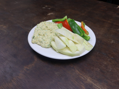 parsley-hummus-with-kohlrabi-and-pepper